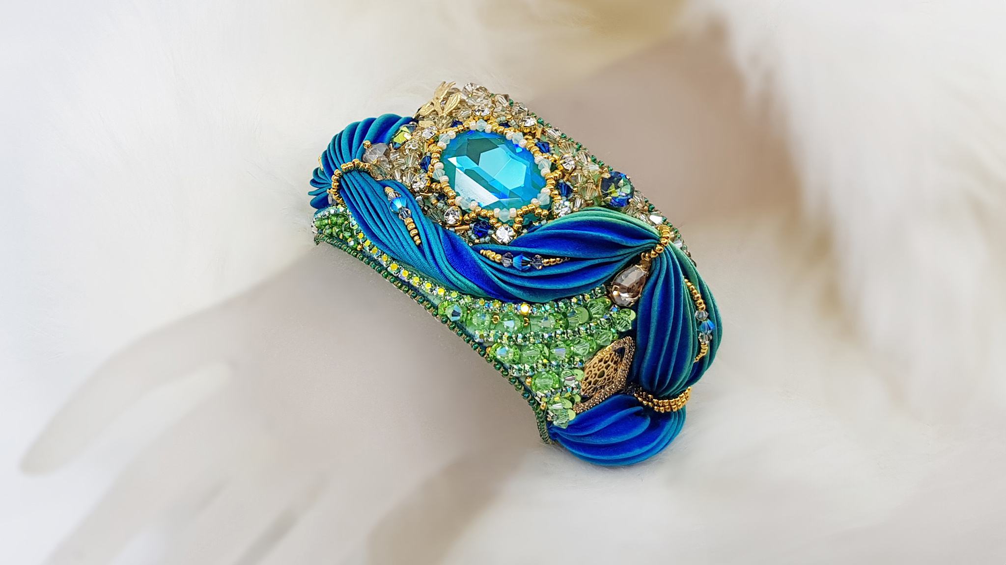 Kathy Bracelet, color blue and green made in bead embroidery by Monica Vinci