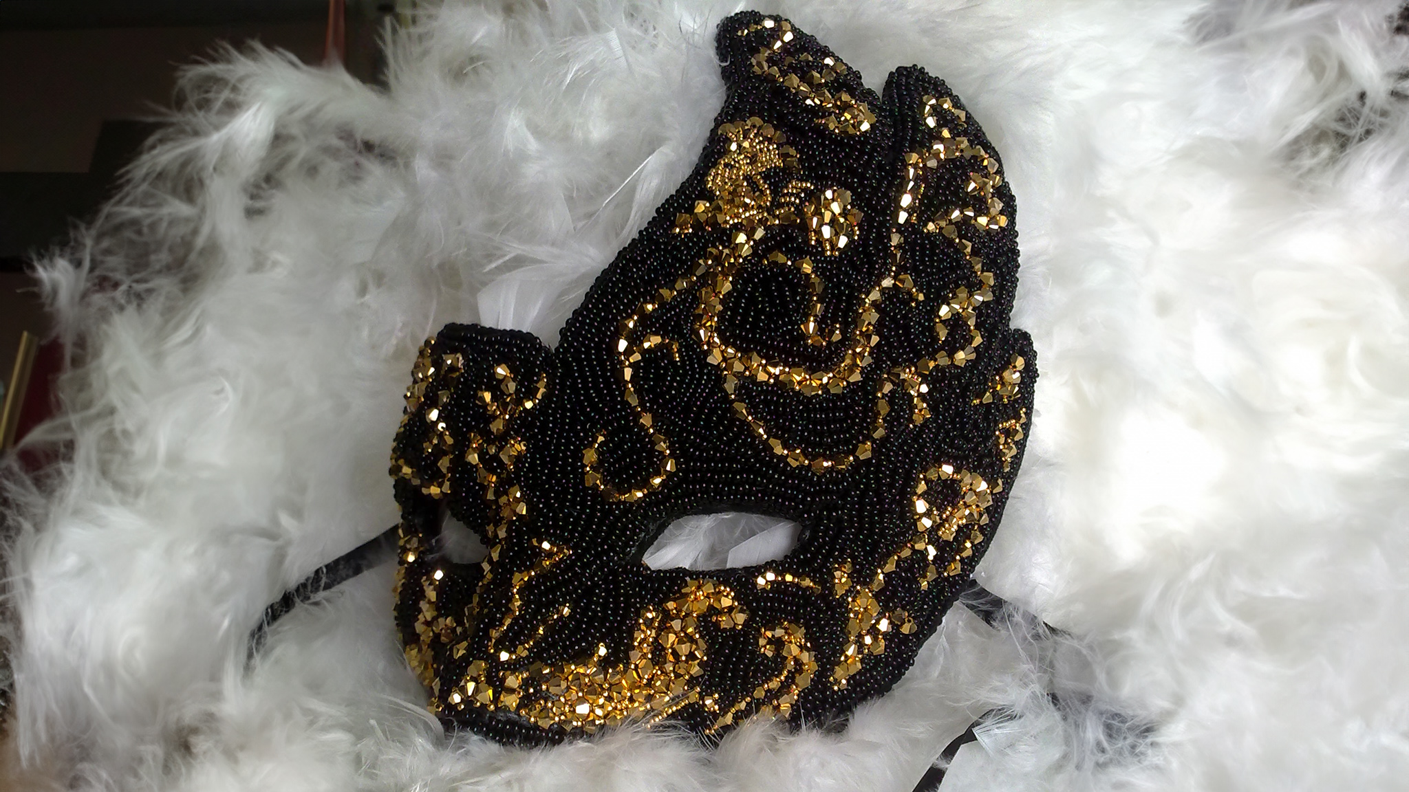 Mask made in bead embroidery by Monica Vinci